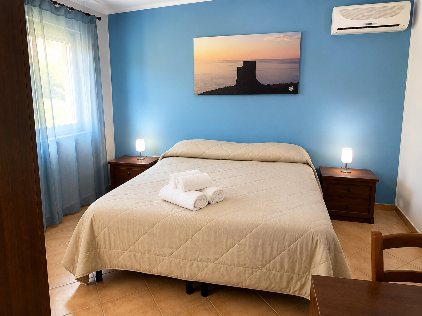 Camera da letto con quadro tramonto