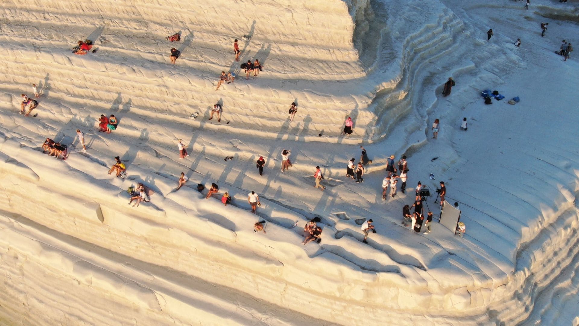 Vista dall'alto della Scala dei Turchi con visitatori