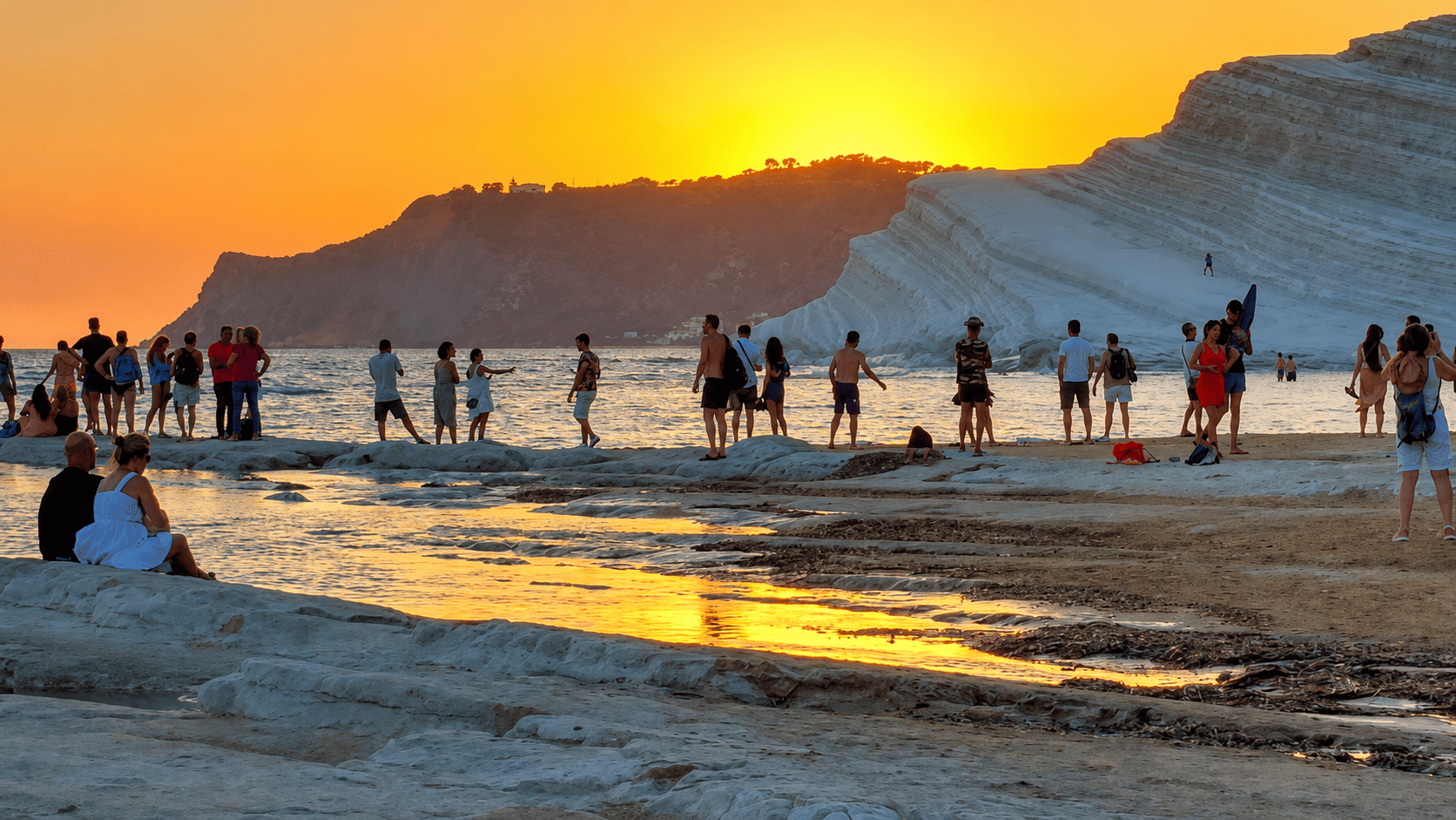 Tramonto sulla Scala dei Turchi con visitatori sulla marna bianca