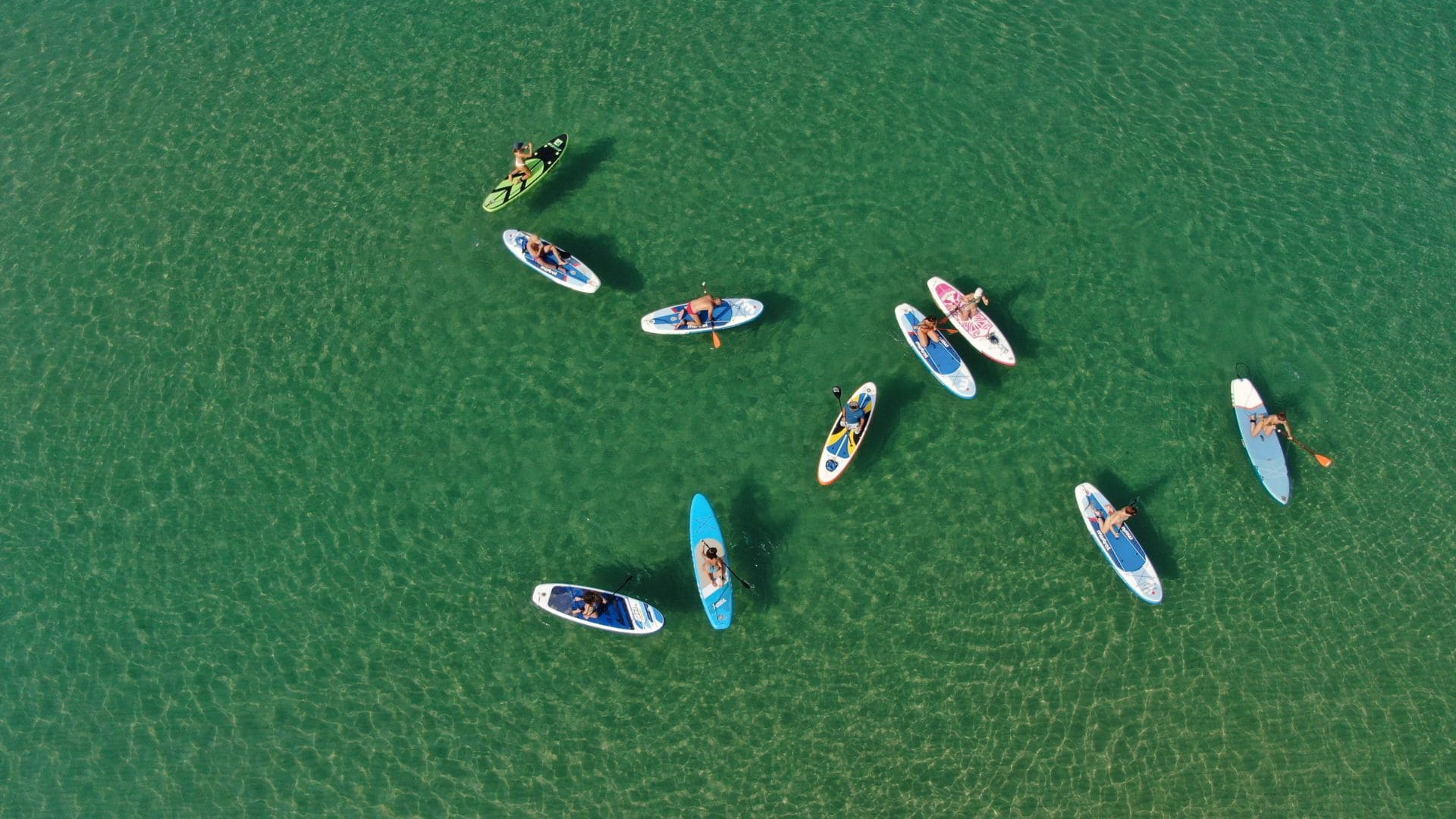 Vista aerea di paddle surf su acque cristalline