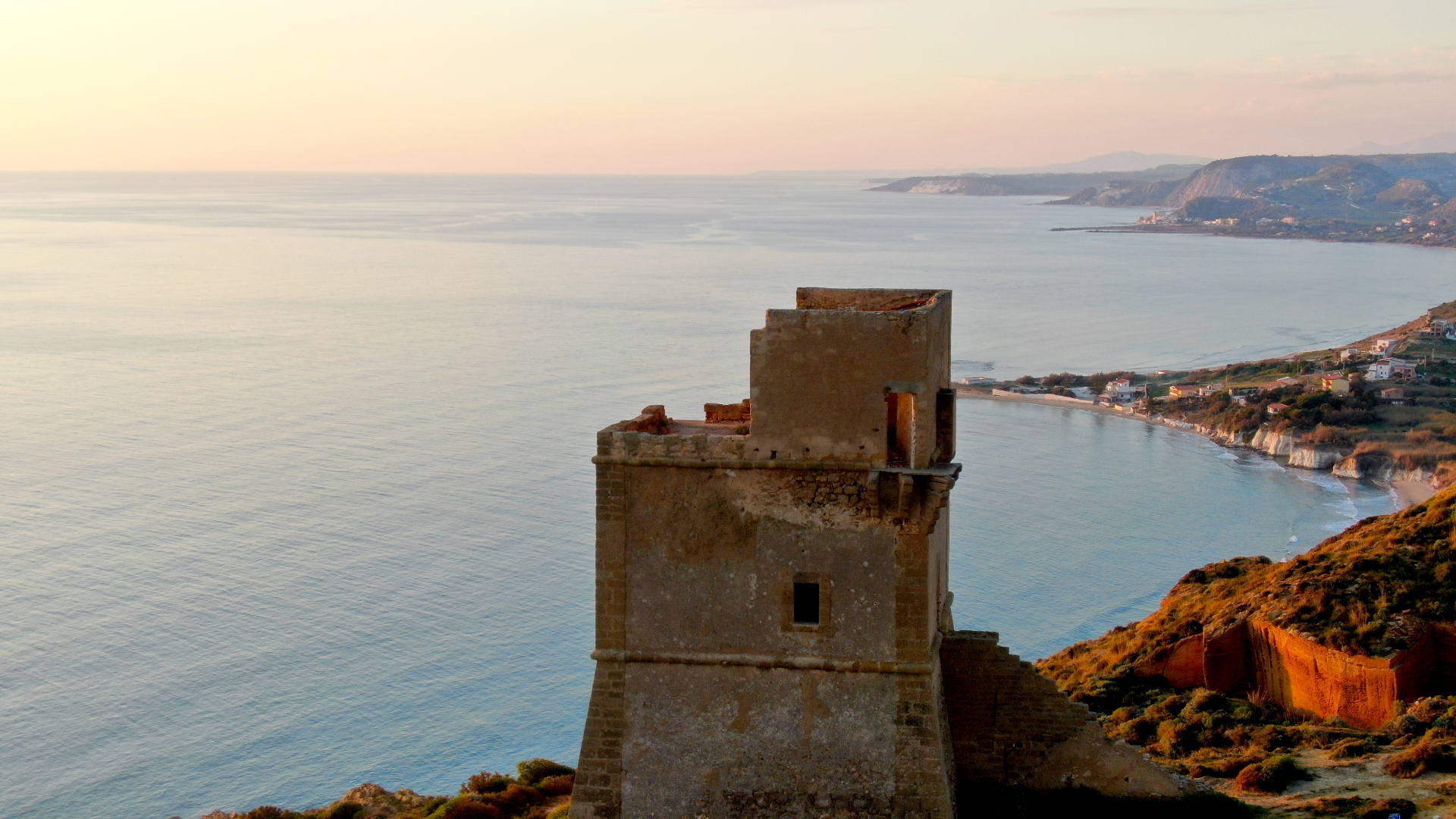 Torre di Monterosso con vista sulla Scala dei Turchi